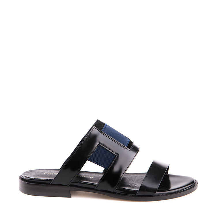 Flat sandal with elastic details